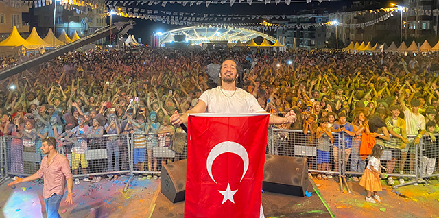 Doğukan Manço... ZAFER BAYRAMINI 3 KONSERLE KUTLADI!