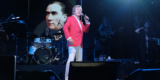 Erol Evgin... İSTANBUL'DA 100 YIL ÇOŞKUSU!