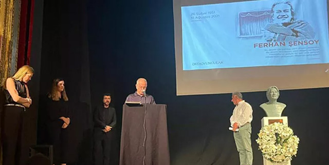 Ferhan Şensoy... SES TİYATROSUNDA ANILDI, 'ŞAHLARI DA VURURLAR' MÜJDESİ!