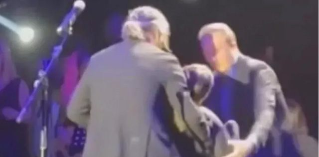 İzel... SAHNEDE BAYILINCA ERCAN VE ÇELİK YARDIMINA KOŞTU!