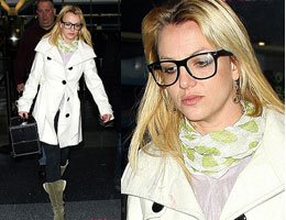 Britney Spears...GÖZLÜK TAKTI 10 YIL YAŞLANDI!....