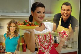 Elif Karlı... YEMEK KİTABI MODASINA O DA UYDU...