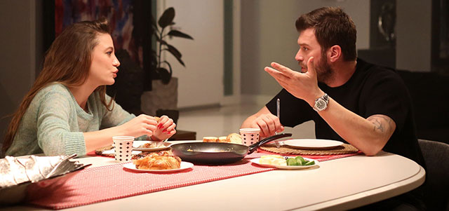 Kıvanç Tatlıtuğ - Serenay Sarıkaya... ‘AİLE’ DİZİSİNDEN İLK KARELER YAYINLANDI