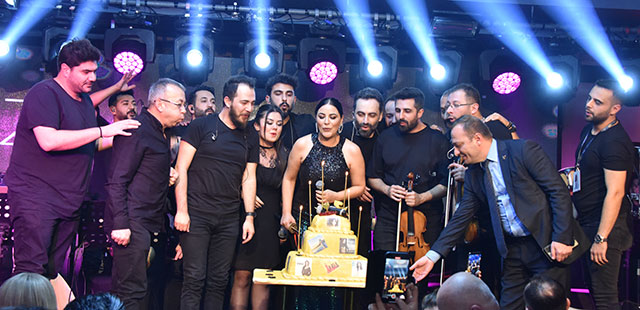 Zara... YENİ YAŞINA SAHNEDE GİRDİ, AŞK DİLEDİ!