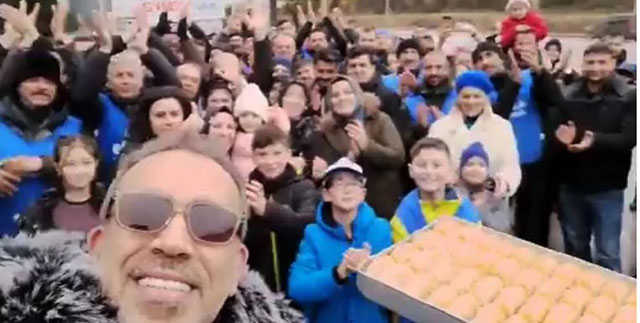 Haluk Levent... GREVDEKİ İŞÇİLERE 'TATLI' DESTEK!