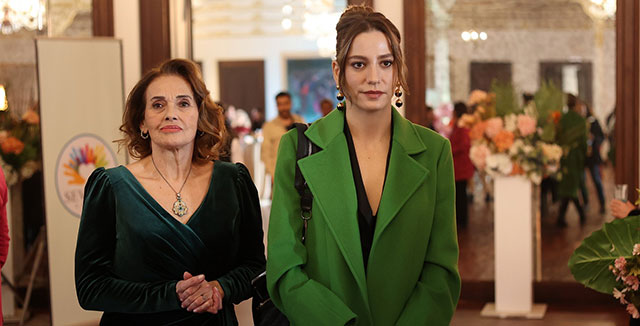 Aile... HÜLYA, ASLAN VE DEVİN’İN İLİŞKİSİNİ BİTİRMEK İÇİN HAREKETE GEÇİYOR!