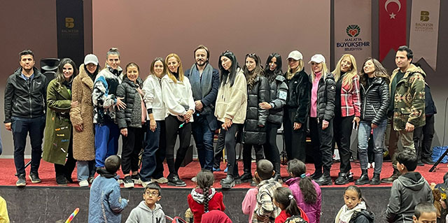 ÜNLÜLERİN DEPREM BÖLGESİNE MORAL ZİYARETLERİ DEVAM EDİYOR!