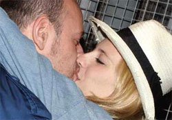 Tuba Ünsal... SOKAK ORTASINDA SEVGİLİSİNDEN TOKAT YEDİ!