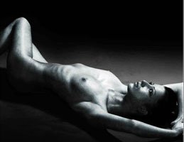 İrene Kivaste...SİYAH-BEYAZ SEKSİ POZLAR!...