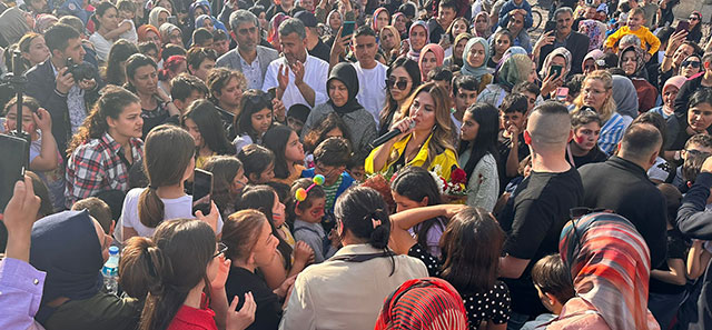 Aslı Hünel.. HATAY'DAKİ ÇOCUK ŞENLİĞİNDE SEVGİ SELİ!