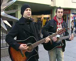 Murat Evgin... TAKSİM'DE SOKAK MÜZİSYENLİĞİ YAPTI!