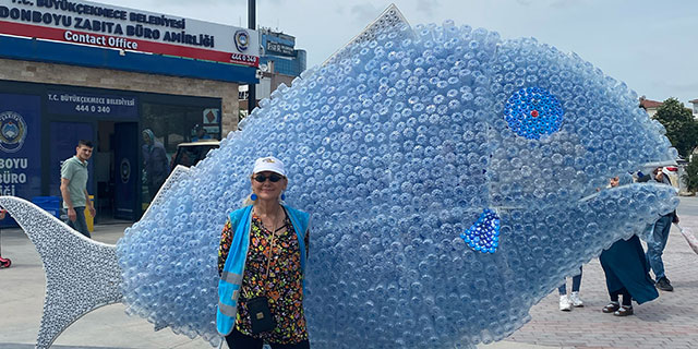 Zeliha Sunal... PET ŞİŞELERDEN BALIK HEYKELİ YAPTI!