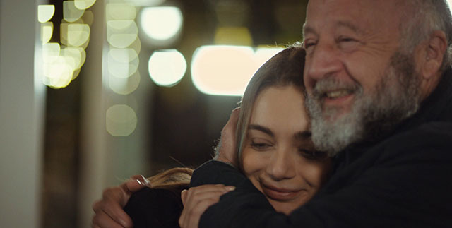 Maviye Sürgün... DEFNE , ALİ VE OZAN ARASINDA SIKIŞIR!