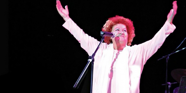 Selda Bağcan... İSTANBUL'DAKİ KONSERİNE TOPALLAYARAK ÇIKTI...PEKİ NEDEN?