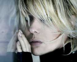 Gülben Ergen... YENİ KLİBİ VE YENİ İMAJIYLA EKRANLARDA!