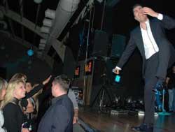 Özcan Deniz... HAYRANLARI BİRİBİRİNİ EZDİ!