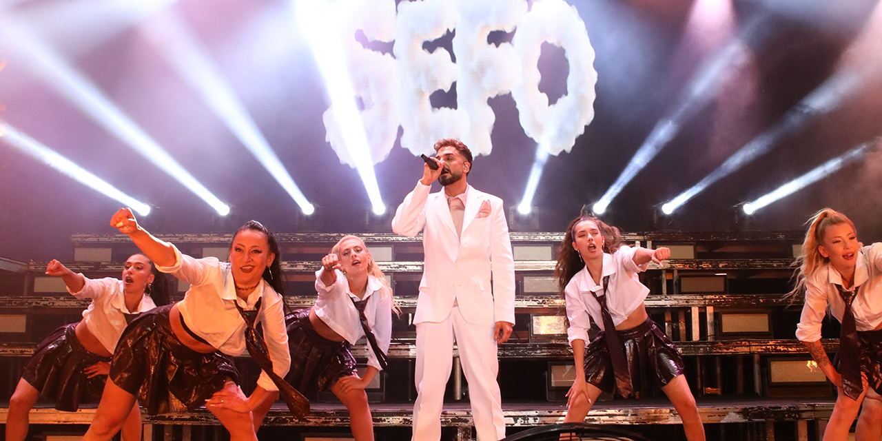 Sefo… KURUÇEŞME KONSERİNDE “MÜSLÜM BABA” KILIĞINDA!