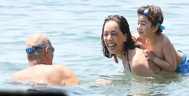 Azra Akın... ÜÇ NESİL TATİL KEYFİ!