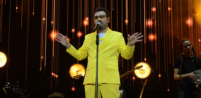 Yaşar... USTALARI SAHNEDE ANDI!