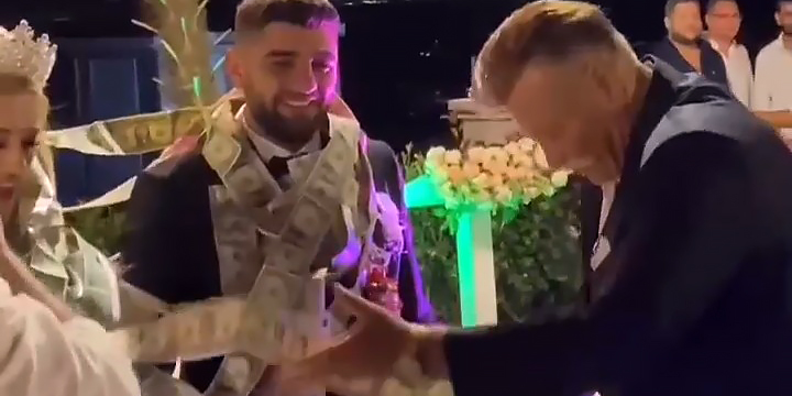 Nuri Alço…GELİN VE DAMADA METRELERCE UZUNLUĞUNDA DOLAR KURDELESİ