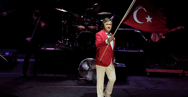 Erol Evgin... HEP BİR AĞIZDAN 100. YIL MARŞI!