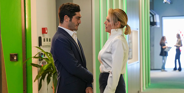 Bambaşka Biri... LEYLA VE KENAN DÜŞMANIN KİM OLDUĞUNU ANLAR!