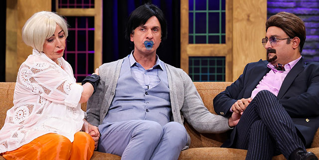 Güldür Güldür Show... AİLESİ, KIZ İSTEMEDE MESUT'A BEBEK GİBİ DAVRANIR!