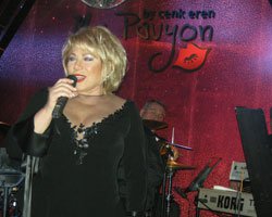 Nil Burak? O DA PAVYONA DÜŞTÜ!