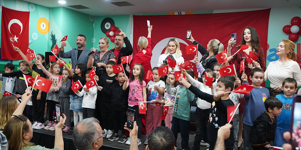 MOBİLYA AVM’SİNDE “CUMHURİYET KADINLARI” HALKA ALTIN DAĞITTILAR