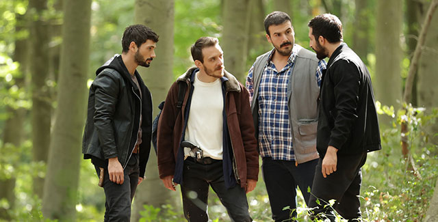 Hudutsuz Sevda... DÜĞÜNDEN KAÇIRILAN ZEYNEP SAĞ SALİM EVİNE DÖNECEK Mİ?