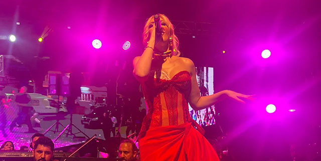 Petek Dinçöz... CUMHURİYETİMİZİN 100. YILINI ÇİNE'DE BİNLERCE MÜZİKSEVERLE KUTLADI!