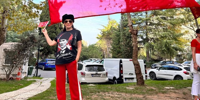 Nebahat Çehre... 29 EKİM RUHUNU YANSITAN KIYAFETİ BEĞENİ TOPLADI!