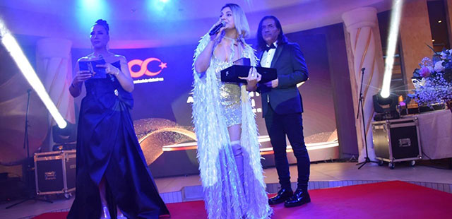 Esra Sezer...  "AVRUPA'NIN EN İYİ KADIN SANATÇISI" ÖDÜLÜNÜ ALDI!