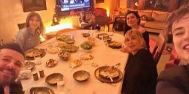 Sezen Aksu… ÜNLÜLERİ AĞIRLAMAYA DEVAM EDİYOR!