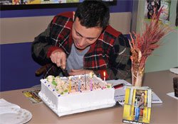 Mustafa Sandal... DOĞUM GÜNÜNÜ CANLI YAYINLA KUTLADI!