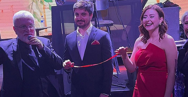 Onur Akın... KIZINI NİŞANLADI, ONA YAZDIĞI ŞARKIYI OKUDU