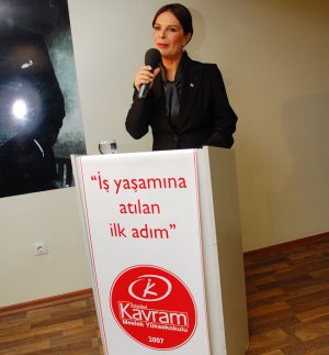 Hülya Koçyiğit; EĞİTİM KURUMUNUN AÇILIŞINDA SANATÇILARI EĞİTTİ!..