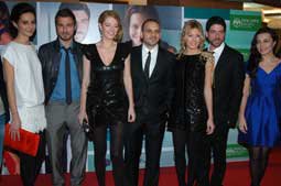 "Romantik Komedi"... GALAYA SIRT DEKOLTESİ DAMGA VURDU!