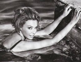Kylie Minogue...İBİZA'DA İÇÇAMAŞIRLARIYLA DENİZE GİRDİ!...
