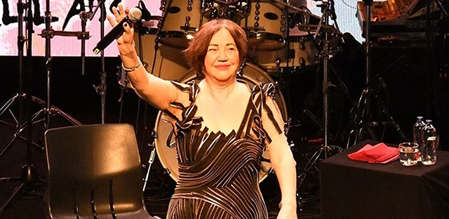 Nazan Öncel... 'KARA PLAK' DİNLEYİCİLERDEN TAM NOT ALDI!