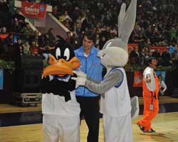 BUGS BUNNY VE İBRAHİM KUTLUAY, ANKARA'YI FETHETTİ! SIRADA İZMİR VE İSTANBUL VAR!