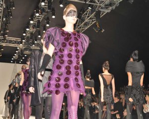 Arzu Kaprol... GÖRKEMLİ DEFİLEYE ÜNLÜ YAĞDI!