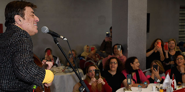 Coşkun Sabah... 'KOMŞULAR BULUŞMASI'NDA NOSTALJİK KONSER!