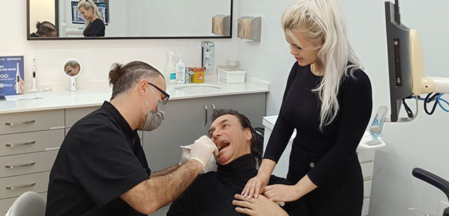 Tayfun Duygulu... DİŞÇİ KORKUSU; EŞİNİN ELİNİ SIKARAK CESARET BULDU!