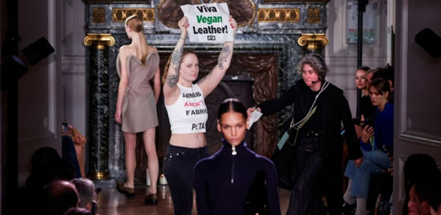 Victoria Beckham... AKTİVİSTLER DEFİLESİNİ BASTI!