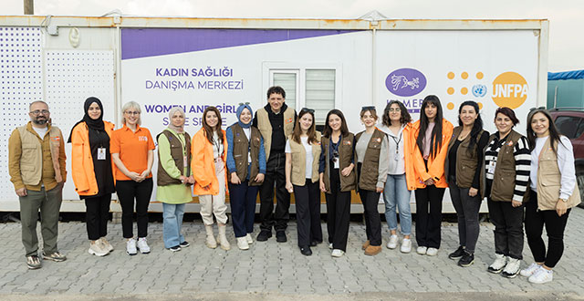 Hazal Kaya - Edis... 8 MART KADINLAR GÜNÜ KAPSAMINDA DEPREM BÖLGESİNİ ZİYARET ETTİ!