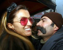 Tuğba Özay... TEKEL İŞÇİLERİNE DESTEK ZİYARETİ!