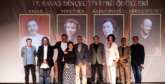 15. Savaş Dinçel Tiyatro Ödülleri... DOĞUM GÜNÜNDE  BABA SAHNE’DE  SAHİPLERİNİ BULDU!