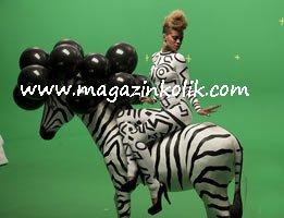 Rihanna..YENİ KLİBİNİ ZEBRA İLE ÇEKTİ!...