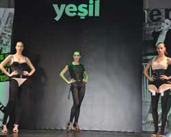 2010 AYAKKABILARI SEKSİ BİR DEFİLEYLE TANITILDI!